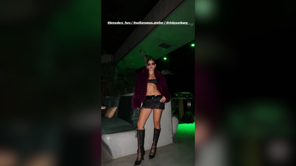El conjunto de JUlieta Poggio combinó brillo, encaje y un tapado violeta que llamó la atención de todos. El conjunto de JUlieta Poggio combinó brillo, encaje y un tapado violeta que llamó la atención de todos.