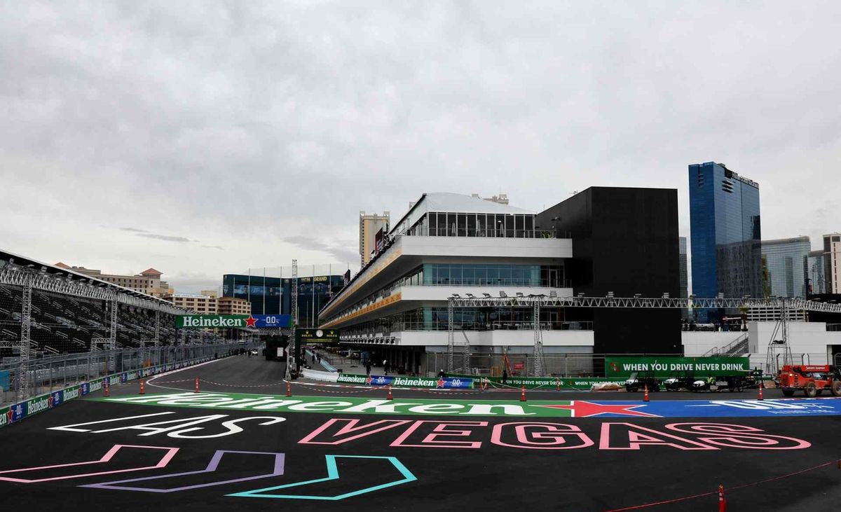 Con las obras terminadas, así se ven la recta principal y la curva 1, donde se destaca el enorme y muy lujoso edificio de 160.000 m², de tres pisos y casi tan largo como tres canchas de fútbol, con el logo de la F1 en el techo, suites y amenities VIP, que alberga el paddock y el pit lane. Con las obras terminadas, así se ven la recta principal y la curva 1, donde se destaca el enorme y muy lujoso edificio de 160.000 m², de tres pisos y casi tan largo como tres canchas de fútbol, con el logo de la F1 en el techo, suites y amenities VIP, que alberga el paddock y el pit lane.
