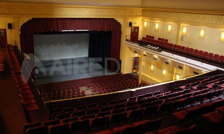 En la sala mayor de ATE Casa España entran 950 personas en modalidad de auditorio. En la sala mayor de ATE Casa España entran 950 personas en modalidad de auditorio.
