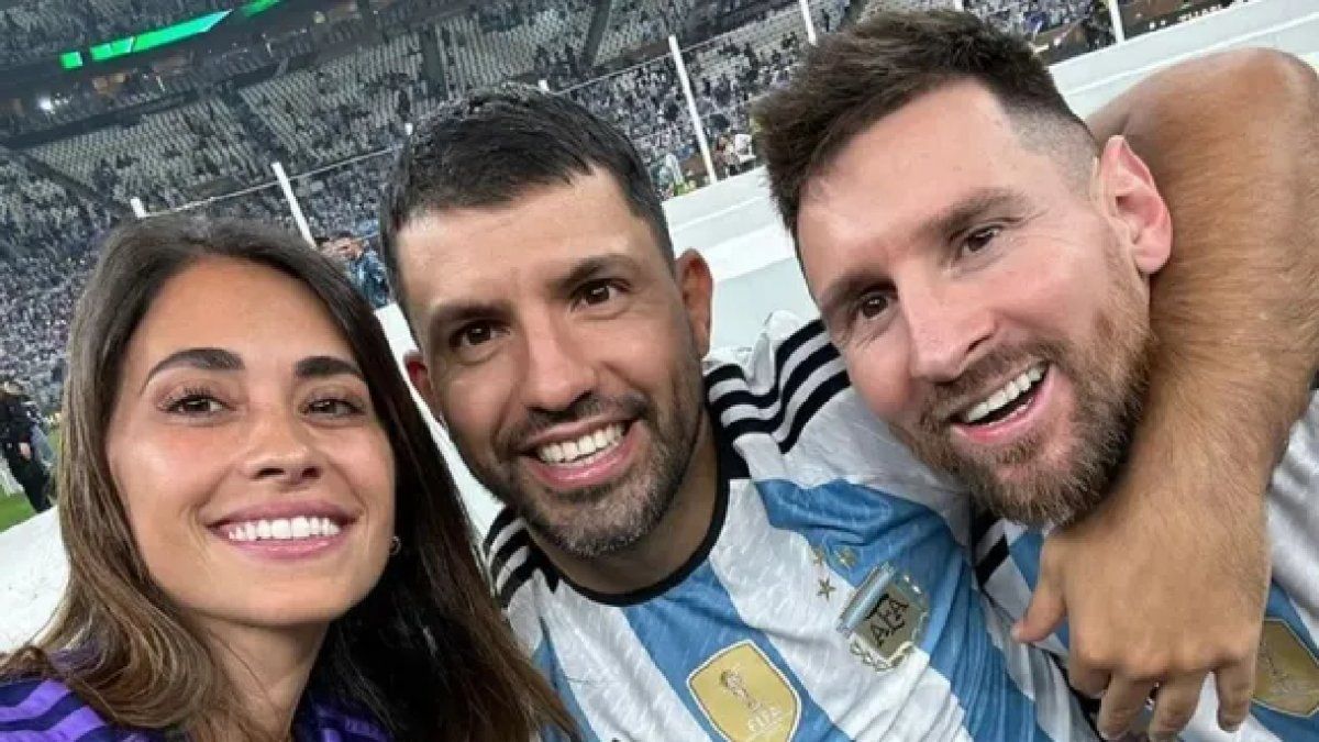 El increíble detalle del Kun en una selfie con Leo Messi y Anto Roccuzzo