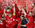 Steven Gerrard levanta la Orejona tras el llamado Milagro de Estambul. Steven Gerrard levanta la Orejona tras el llamado Milagro de Estambul.