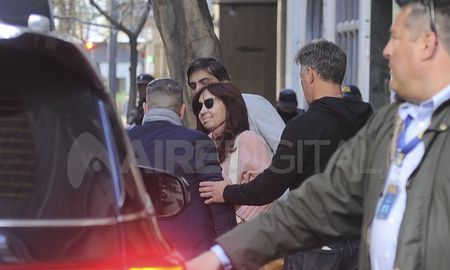 Cristina Kirchner se traslada ahora en un auto blindado. Cristina Kirchner se traslada ahora en un auto blindado.