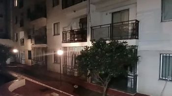Entró a robar un departamento, amenazó a una mujer con un arma y la tiró por el balcón