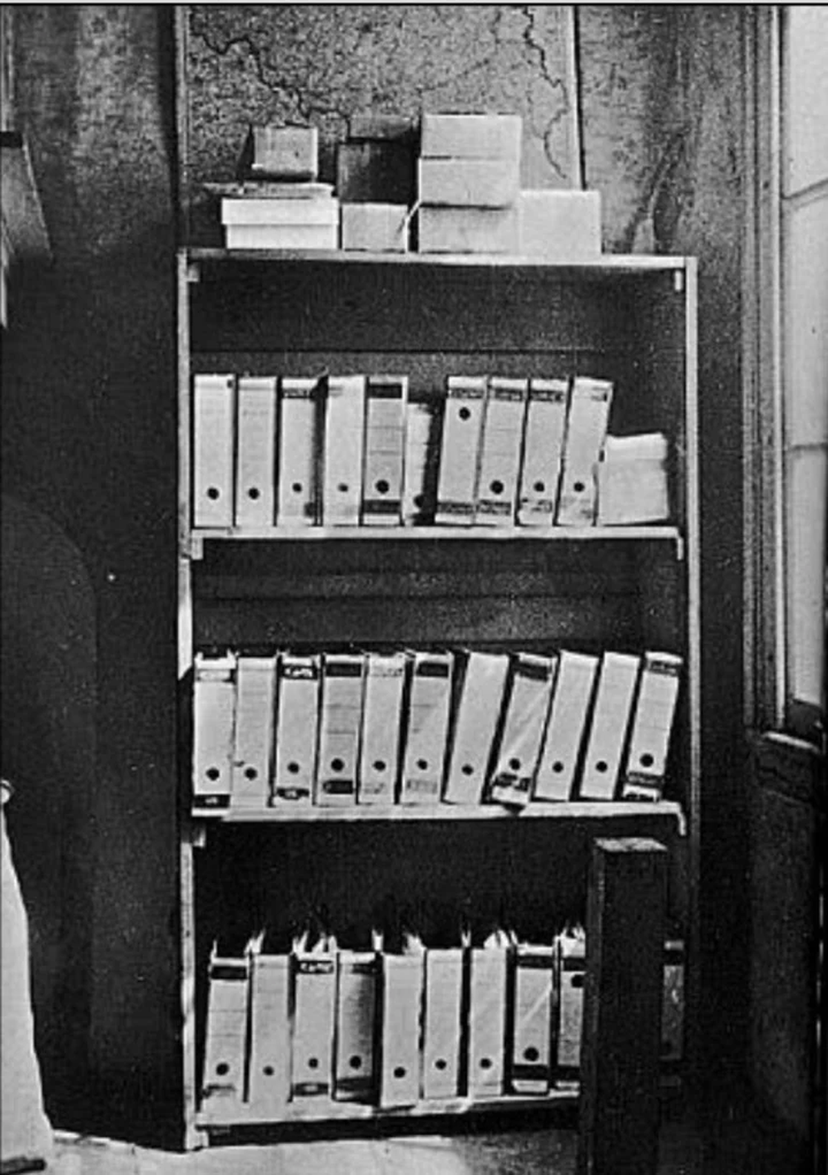 Detr&aacute;s de esa biblioteca estaba la puerta ded ingreso al escondite de los Frank.