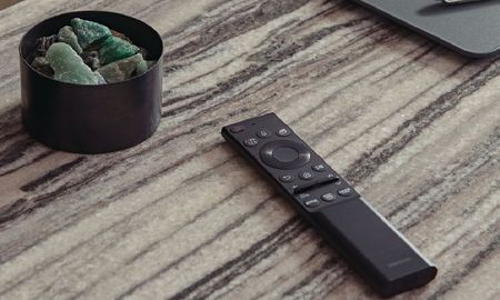 El control remoto solar tiene una celda que alimenta su batería interna con la luz ambiente o directa del sol, también se puede cargar mediante un puerto USB-C El control remoto solar tiene una celda que alimenta su batería interna con la luz ambiente o directa del sol, también se puede cargar mediante un puerto USB-C