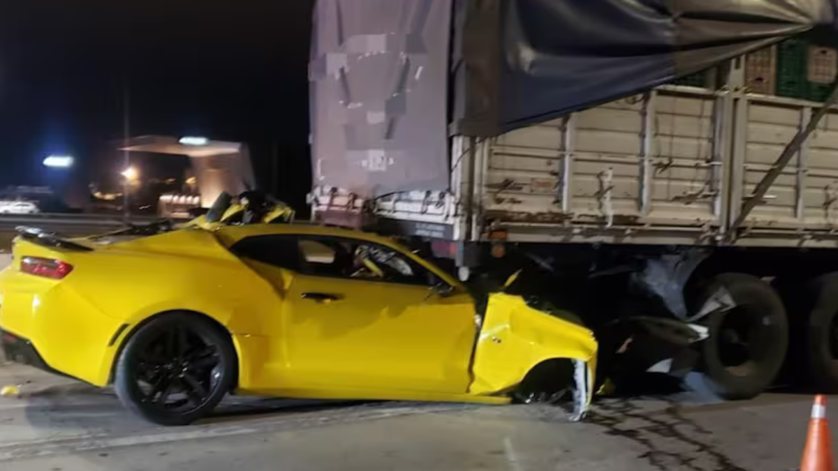 Un hombre de 27 perdió la vida al chocar mientras conducía su auto deportivo frente a un camión en Córdoba.