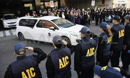 Rosario: emotivo adiós al policía asesinado frente a la sede de la AIC Rosario: emotivo adiós al policía asesinado frente a la sede de la AIC
