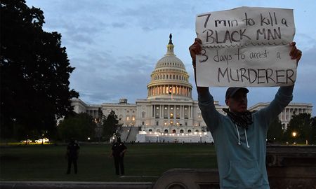 Las protestas en Estados Unidos por George Floyd fueron mayormente pacíficas y las calles del país estuvieron mucho más calmas desde que el crimen del afroamericano a manos de un policía blanco desató los mayores disturbios raciales en el país en medio siglo, junto con reclamos de poner fin a la brutalidad policial y a la injusticia contra los afroamericanos. Las protestas en Estados Unidos por George Floyd fueron mayormente pacíficas y las calles del país estuvieron mucho más calmas desde que el crimen del afroamericano a manos de un policía blanco desató los mayores disturbios raciales en el país en medio siglo, junto con reclamos de poner fin a la brutalidad policial y a la injusticia contra los afroamericanos.