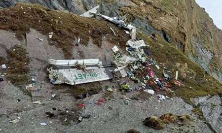 Los restos del avión fueron hallados un día después, esparcidos a más de 4.000 metros de altitud. Los restos del avión fueron hallados un día después, esparcidos a más de 4.000 metros de altitud.
