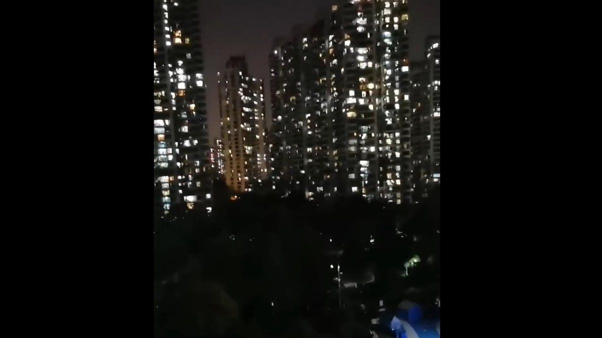 Circulan impactantes imágenes de los chinos gritando desde sus rascacielos en Shanghái.