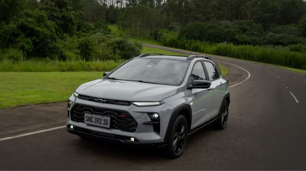 El Chevrolet Sonic se destaca por su diseño SUV coupé, llantas de 17 pulgadas y estética deportiva.
