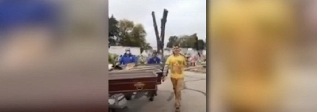 Parodiaron a los ghaneses, bailaron con los ataúdes y se quedaron sin trabajo en el Cementerio