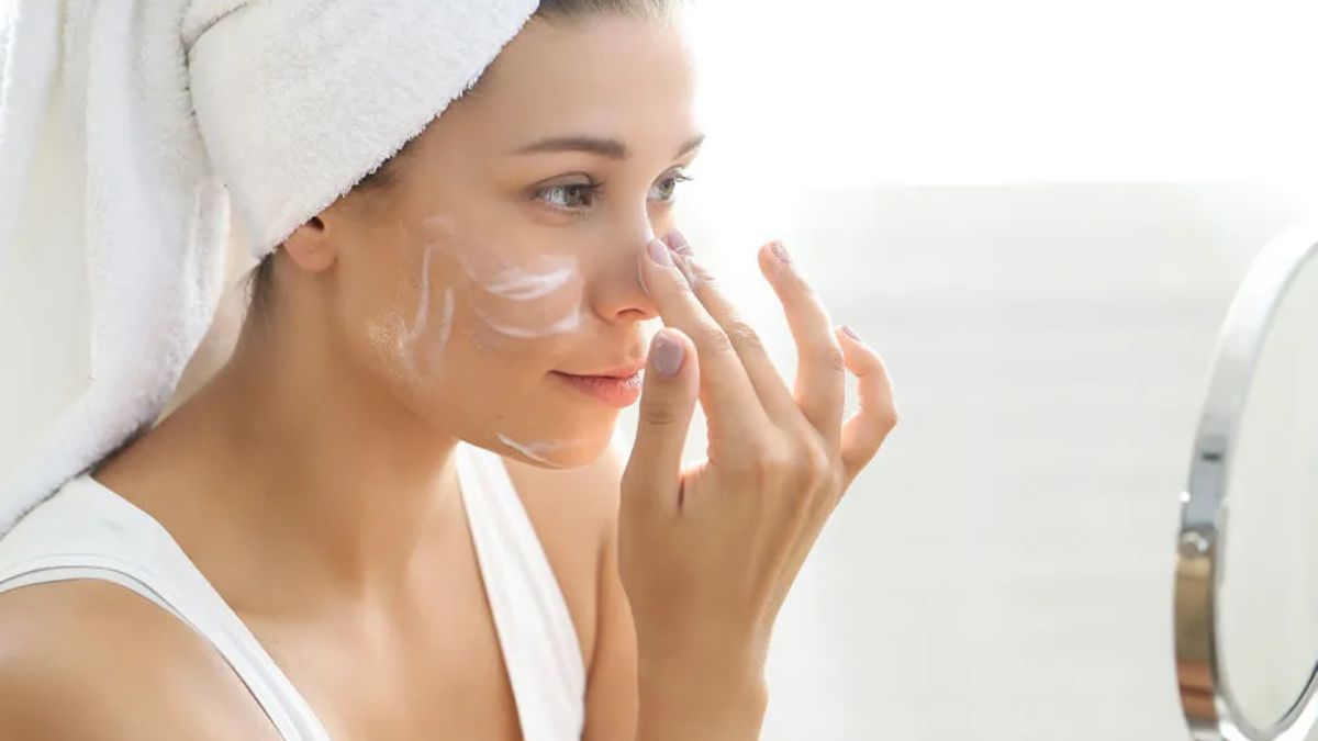 La hidratación previa del rostro impide que la base de maquillaje marque líneas de expresión. La hidratación previa del rostro impide que la base de maquillaje marque líneas de expresión.