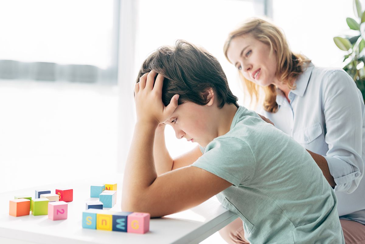 Los problemas para reconocer las nociones de espacialidad como derecha, izquierda, arriba, abajo, adelante y atrás; son algunas de las señales de este trastorno del aprendizaje, de origen neurobiológico y carácter hereditario, que afecta la recepción, comprensión y expresión de la comunicación escrita. Los problemas para reconocer las nociones de espacialidad como derecha, izquierda, arriba, abajo, adelante y atrás; son algunas de las señales de este trastorno del aprendizaje, de origen neurobiológico y carácter hereditario, que afecta la recepción, comprensión y expresión de la comunicación escrita.