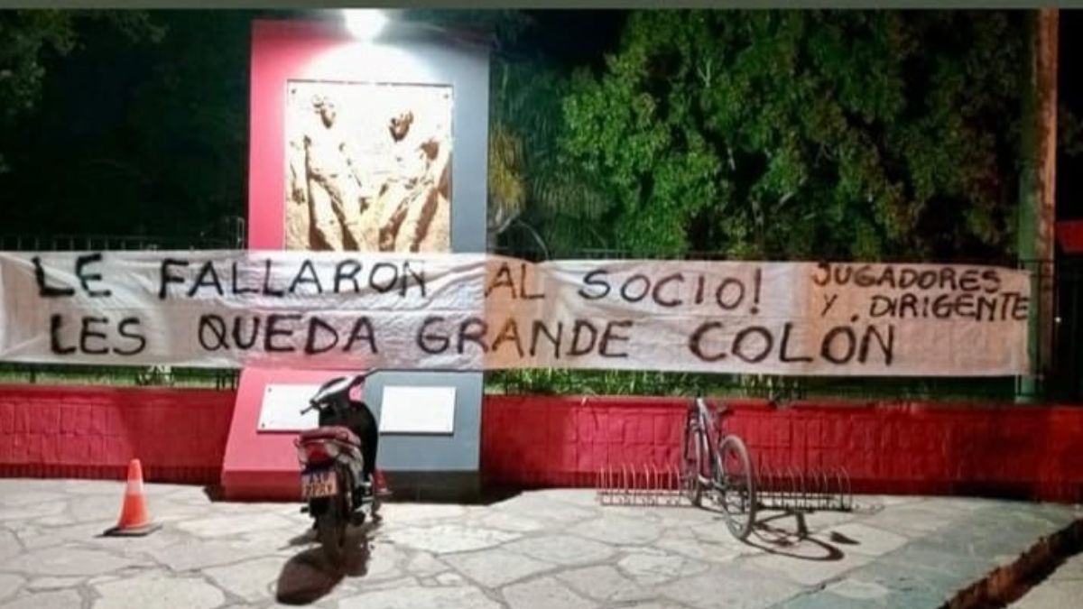 Hinchas de Colón dejaron una bandera con un contundente mensaje en la sede del club. Hinchas de Colón dejaron una bandera con un contundente mensaje en la sede del club.