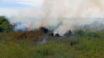 Bomberos acudieron a un incendio de pastizales cerca de la Circunvalación Oeste