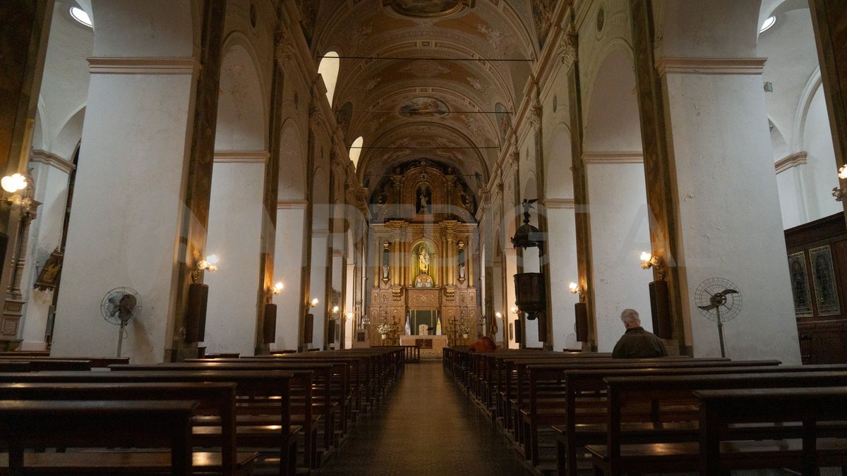 En la parte superior de la Iglesia del Carmen, funciono el antiguo reloj del cabildo hasta 2011, cuando separaron la máquina y la trasladaron al hall de la Casa de Gobierno. En la parte superior de la Iglesia del Carmen, funciono el antiguo reloj del cabildo hasta 2011, cuando separaron la máquina y la trasladaron al hall de la Casa de Gobierno.