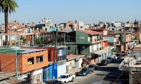 La escuela 11 del distrito escolar 5 de la Villa 21-24, está de luto por el fallecimiento de una estudiante, en principio por posible desnutrición, mantiene conmocionada a toda la comunidad educativa. La escuela 11 del distrito escolar 5 de la Villa 21-24, está de luto por el fallecimiento de una estudiante, en principio por posible desnutrición, mantiene conmocionada a toda la comunidad educativa.