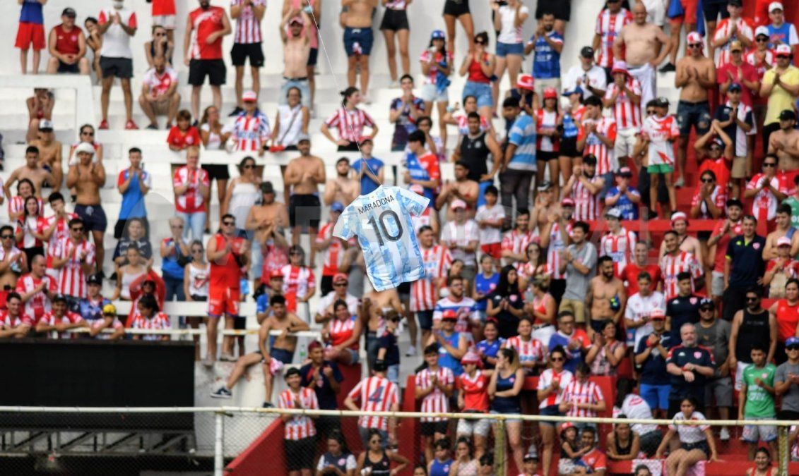 El partido se detuvo a los diez minutos de juego para homenajear a Diego Maradona por su cumpleaños.