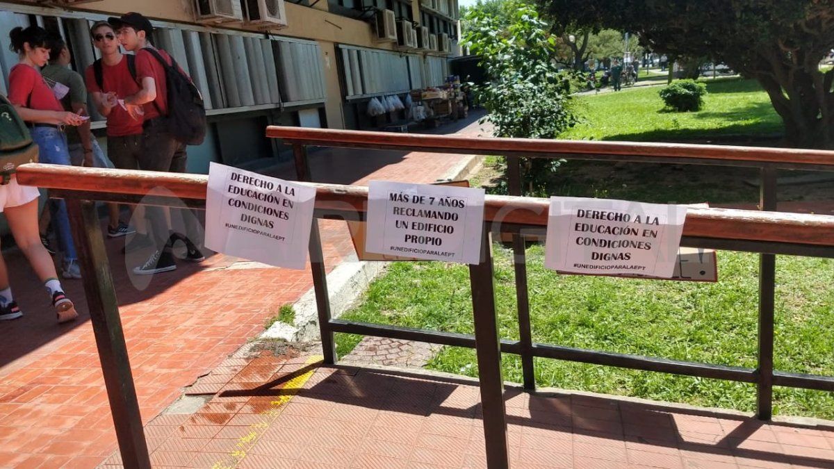 Este jueves los estudiantes de la Escuela Provincial de Teatro se movilizaron frente al Ministerio de Educación.