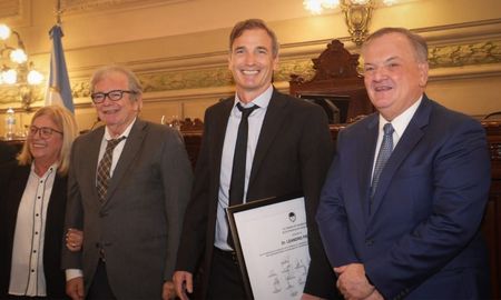 El Senado de Santa Fe distinguió al Dr. Leandro Pierini. El Senado de Santa Fe distinguió al Dr. Leandro Pierini.