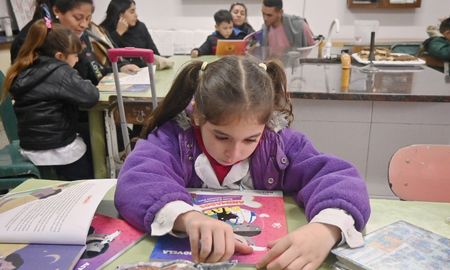 Uno de los ejes centrales del programa es su alcance universal: se aplica por igual en escuelas públicas y privadas. Uno de los ejes centrales del programa es su alcance universal: se aplica por igual en escuelas públicas y privadas.