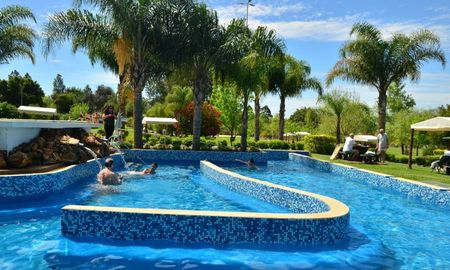 Las aguas bicarbonatadas de San José actúan como un sedante natural para el sistema nervioso y ayudan a desinflamar articulaciones tras largas jornadas de estrés urbano. Las aguas bicarbonatadas de San José actúan como un sedante natural para el sistema nervioso y ayudan a desinflamar articulaciones tras largas jornadas de estrés urbano.
