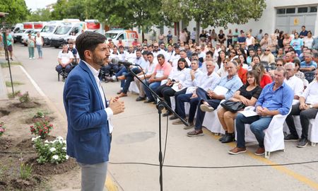 El gobernador Maximiliano Pullaro encabezó un acto en Tostado en el que se entregaron ocho ambulancias. El gobernador Maximiliano Pullaro encabezó un acto en Tostado en el que se entregaron ocho ambulancias.