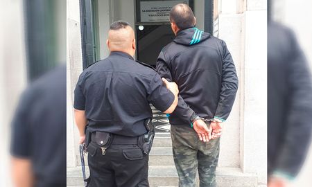 La detención se concretó luego de un procedimiento policial que tuvo lugar en la esquina de 9 de Julio y Corrientes. La detención se concretó luego de un procedimiento policial que tuvo lugar en la esquina de 9 de Julio y Corrientes.
