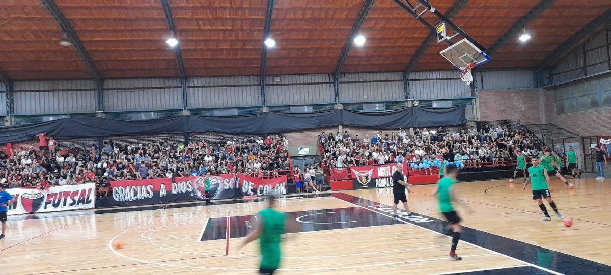 Los hinchas de Colón colmaron el Roque Otrino.