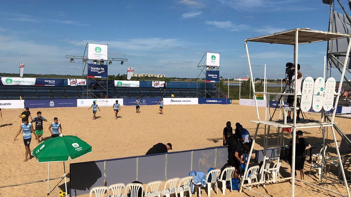 La Liga Evolución de Fútbol Playa Zona sur se desarrolla en la Costanera Oeste de la capital.