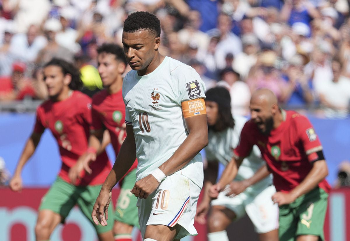 Mbappé pidió el cambio ante Marruecos y luego se lo vio con hielo en el tobillo.