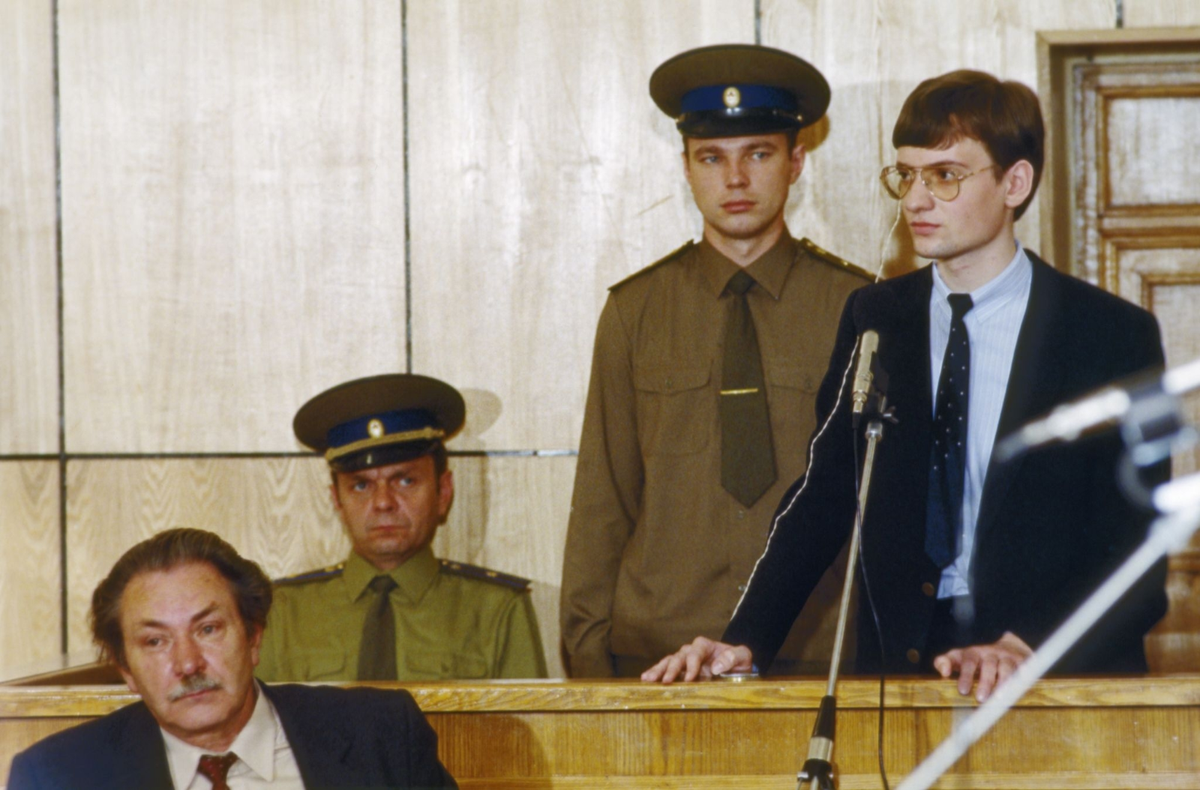El juicio de Rust comenzó en Moscú el miércoles 2 de septiembre de 1987 y, el viernes 4, fue sentenciado a cuatro años de trabajos forzados por “vandalismo malicioso”, por “desobedecer las leyes internacionales de la aviación”, y por “violar la frontera y el espacio aéreo soviético”. Fue alojado en la prisión de Lefortovo, en la periferia de Moscú, y le concedieron ciertos privilegios: se le permitió trabajar en el jardín y, además, recibir las visitas de sus padres cada dos meses. El juicio de Rust comenzó en Moscú el miércoles 2 de septiembre de 1987 y, el viernes 4, fue sentenciado a cuatro años de trabajos forzados por “vandalismo malicioso”, por “desobedecer las leyes internacionales de la aviación”, y por “violar la frontera y el espacio aéreo soviético”. Fue alojado en la prisión de Lefortovo, en la periferia de Moscú, y le concedieron ciertos privilegios: se le permitió trabajar en el jardín y, además, recibir las visitas de sus padres cada dos meses.