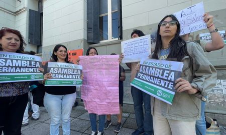 Un grupo de trabajadores de la salud mental se manifestó este jueves a la mañana en el Ministerio de Salud para reclamar por mejores salarios y el pase a planta de unos 20 profesionales. Un grupo de trabajadores de la salud mental se manifestó este jueves a la mañana en el Ministerio de Salud para reclamar por mejores salarios y el pase a planta de unos 20 profesionales.
