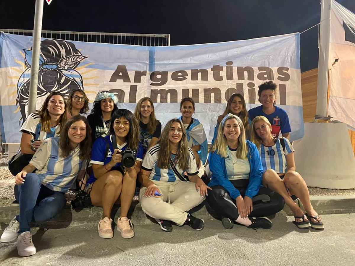 Bélen Mateucci con su grupo de viajes que siguen a la Selección Argentina a todos lados. Bélen Mateucci con su grupo de viajes que siguen a la Selección Argentina a todos lados.