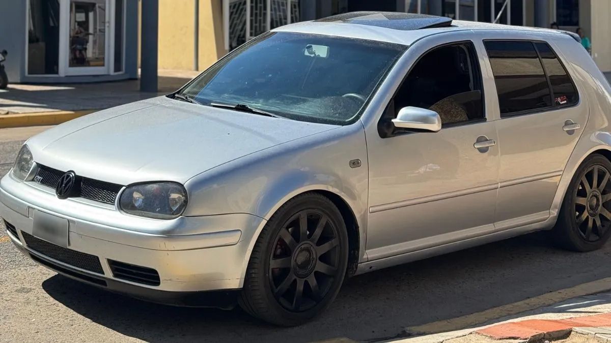 El robo del Golf GTI ocurrió en un paso de las vías en Villa Hipódromo.