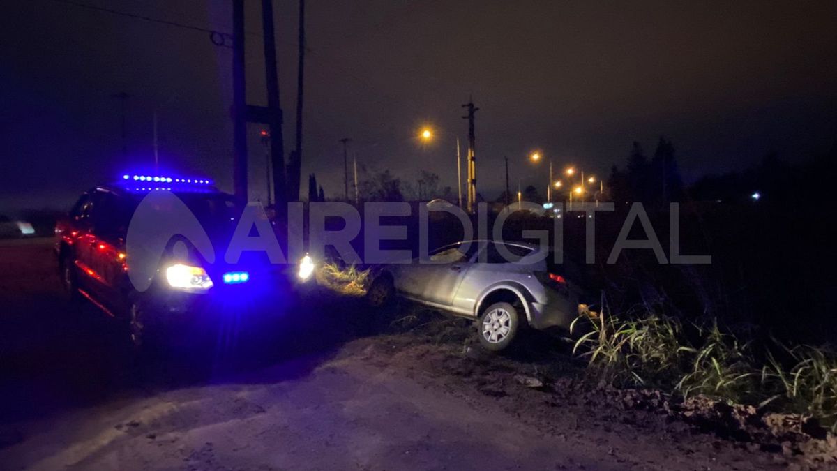 El ladrón derrapó con el auto de sus víctimas y cayó a una zanja.