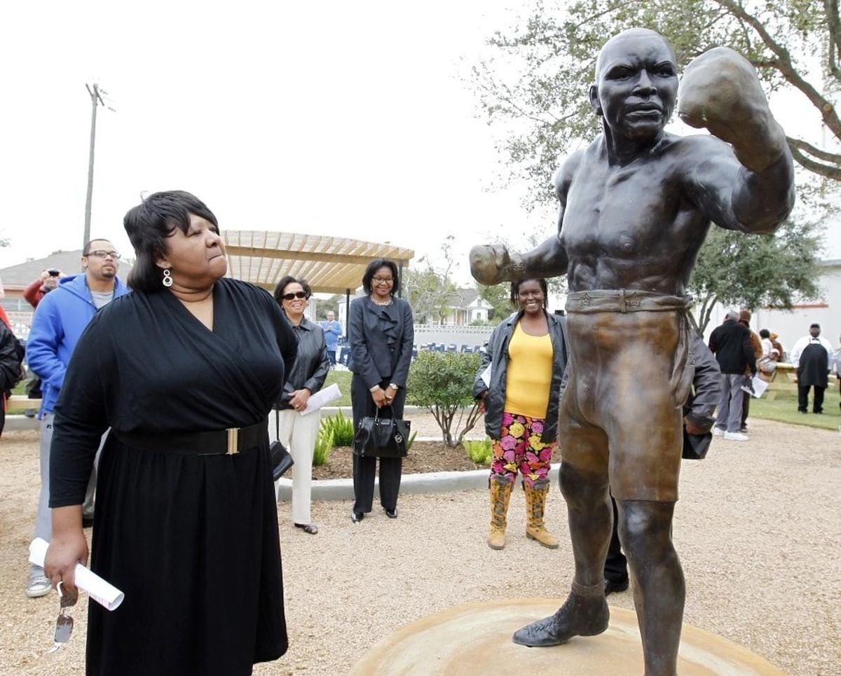 El martes 13 de noviembre de 2012 se inauguró el Jack Johnson Park en su Galveston natal, junto con una estatua de bronce de tamaño natural del campeón de los pesados entre 1908 y 1915. Linda E. Haywood (foto), sobrina tataranieta del recordado boxeador, fue invitada especialmente a la ceremonia. El martes 13 de noviembre de 2012 se inauguró el Jack Johnson Park en su Galveston natal, junto con una estatua de bronce de tamaño natural del campeón de los pesados entre 1908 y 1915. Linda E. Haywood (foto), sobrina tataranieta del recordado boxeador, fue invitada especialmente a la ceremonia.