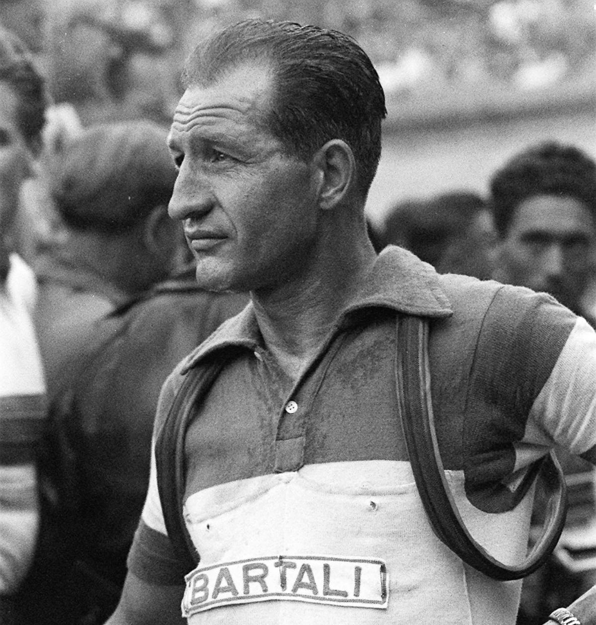 Bartali siempre fue discreto y respetuoso, tanto en su vida particular como cuando competía. Muy querido por el público, una vez le dijo al periodista y escritor Gianni Mura: “Yo no gané mucho dinero e hice algunas inversiones equivocadas, pero tengo garantizado un vaso de vino y que me den la mano en cualquier pueblo de Italia”.