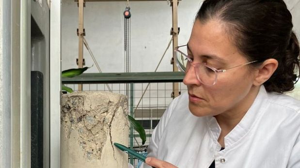 Anabella Gilarducci, investigadora de la UTN de Santa Fe, visitó los estudios de AIRE y explicó como se logró desarrollar una formulación que sella fisuras del hormigón usando bacterias no patógenas.