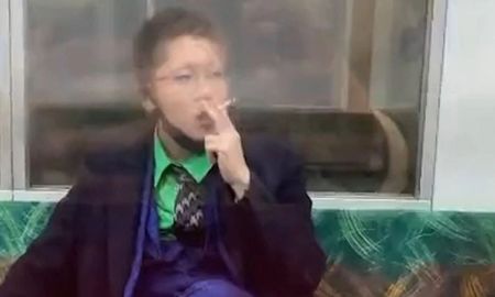 El atacante se sentó a fumar un cigarrillo mientras esperaba a la policía. El atacante se sentó a fumar un cigarrillo mientras esperaba a la policía.