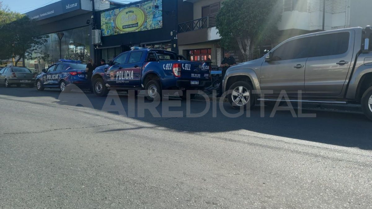 La policía custodia la cuadra donde vive la víctima que fue secuestrada a 100 metros, en la cochera donde guarda la camioneta. La policía custodia la cuadra donde vive la víctima que fue secuestrada a 100 metros, en la cochera donde guarda la camioneta.