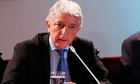 Según Alan Duncan, el primer vicecanciller del macrismo, Carlos Foradori, estaba tan borracho cuando firmó el acuerdo, que al día siguiente no podía recordar los detalles del documento. Según Alan Duncan, el primer vicecanciller del macrismo, Carlos Foradori, estaba tan borracho cuando firmó el acuerdo, que al día siguiente no podía recordar los detalles del documento.