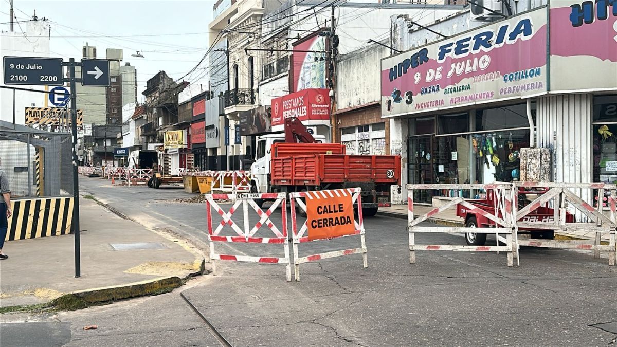 Corte de tránsito por trabajos de ASSA en 9 de Julio y Salta. Habrá desvíos de las líneas de colectivos que circulan por allí.