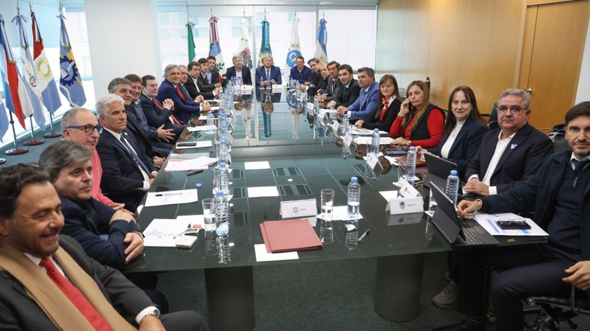 Los gobernadores y el jefe de gobierno porteño se reunieron este lunes en el Consejo Federal de Inversiones (CFI) y anticiparon que redactarán un proyecto de ley para redistribuir el impuesto a los combustibles.