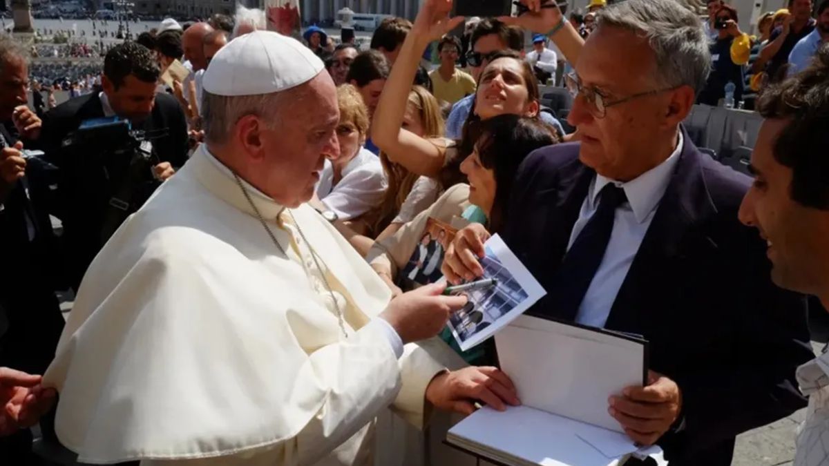 Abrazos, emociones y recuerdos de por medio Bergoglio miró una foto sostenida por el exalumno Carlos Minatti. Abrazos, emociones y recuerdos de por medio Bergoglio miró una foto sostenida por el exalumno Carlos Minatti.