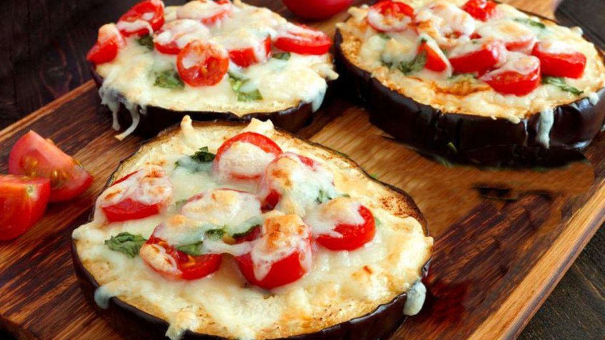 La receta de mini pizzas de berenjena bajas en calorías y sin harina.&nbsp;