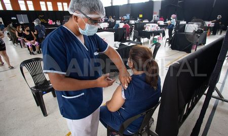 El Ministerio de Salud confirmó que se aplicará la cuarta dosis de vacunas contra el coronavirus a los mayores de 50 años, personas que presentan condiciones de riesgo, miembros de las fuerzas de seguridad y docentes. El Ministerio de Salud confirmó que se aplicará la cuarta dosis de vacunas contra el coronavirus a los mayores de 50 años, personas que presentan condiciones de riesgo, miembros de las fuerzas de seguridad y docentes.