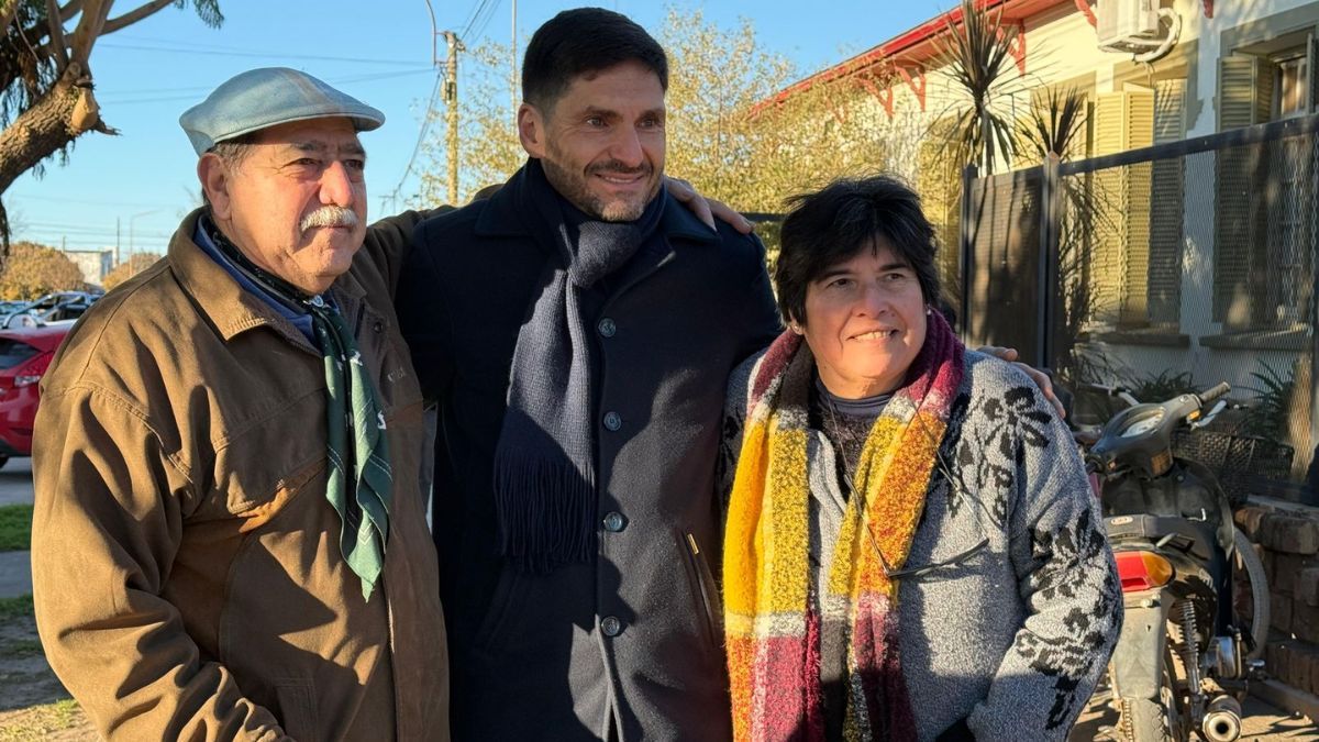 Este domingo, el gobernador de Santa Fe, Maximiliano Pullaro, votó en la Escuela N° 504 “Domingo Faustino Sarmiento” de Hughes y saludo a todos los vecinos de la localidad. Este domingo, el gobernador de Santa Fe, Maximiliano Pullaro, votó en la Escuela N° 504 “Domingo Faustino Sarmiento” de Hughes y saludo a todos los vecinos de la localidad.