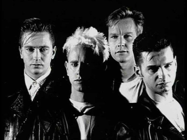 Depeche Mode es una banda británica de música electrónica formada en 1980 por Vince Clarke, Andrew Fletcher, Martin Gore y David Gahan.
